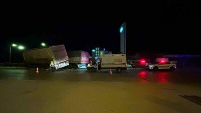 Bursa’nın Karacabey ilçesinde kavşakta çarpışan tırların sürücüleri yaralandı. Edinilen bilgiye