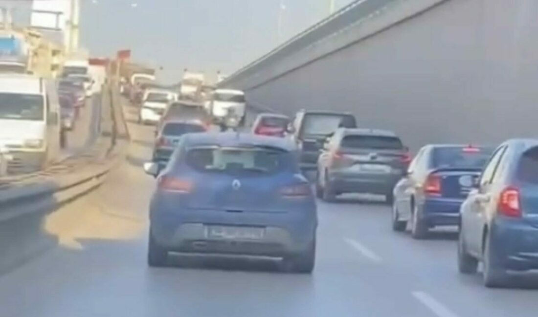 Bursa’da seyir halindeki sürücü bir anlık dalgınlık nedeniyle önündeki otomobile