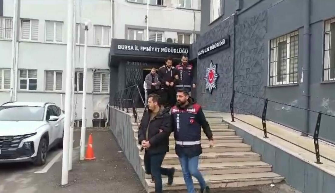Kendilerini banka çalışanı olarak tanıtıp, 18 kişiden 2.5 milyon lira dolandırdılar Bursa’da kendilerini banka çalışanı olarak tanıtıp vatandaşların hesaplarını hortumlayan dolandırıcı