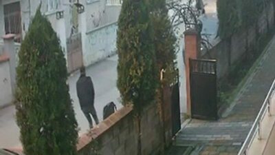 Bursa’nın İnegöl ilçesinde sokakta sohbet eden kızların yanından geçerken motosiklet