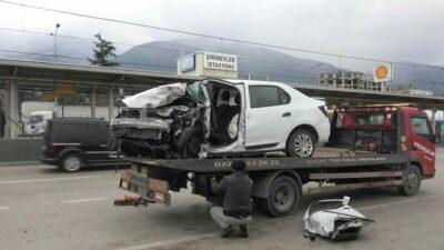 Bursa kontrolden çıkan otomobilin metro istasyonun duvarına çarptığı kazada sürücü