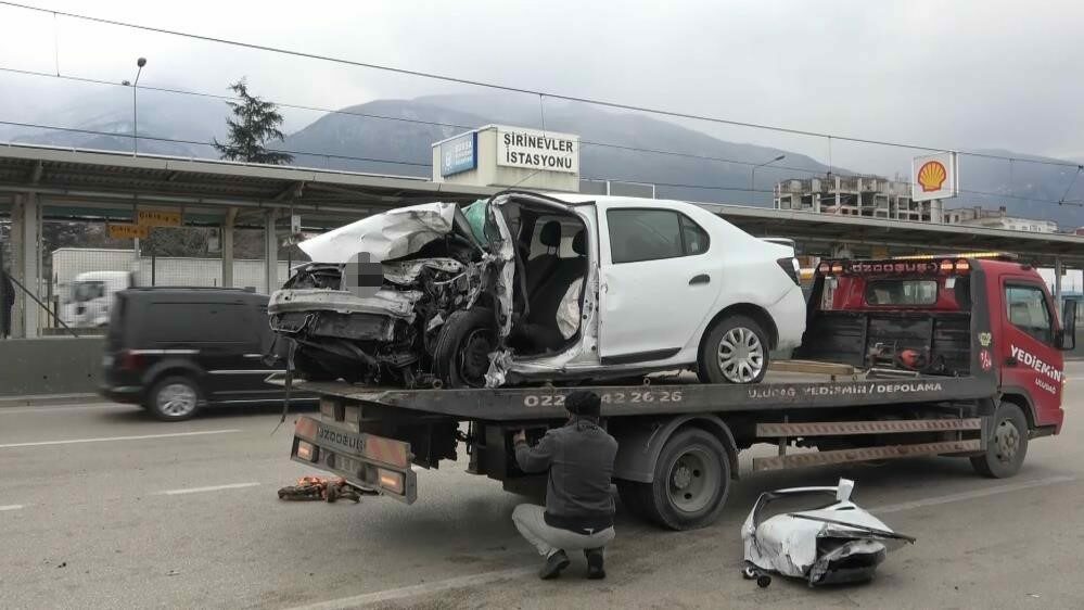 Kontrolden çıkan araç metro istasyonun duvarına çarptı: 1 ölü Bursa kontrolden çıkan otomobilin metro istasyonun duvarına çarptığı kazada sürücü