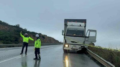 Bursa’nın İznik ilçesinde kontrolden çıkan kamyon bariyerlere çarparken, uçuruma düştüğünü
