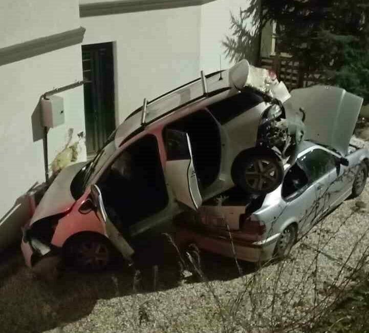 Bursa’nın Gemlik ilçesinde sürücüsünün kontrolünden çıkan otomobil, park halindeki aracın
