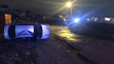 Bursa’da yağış sonrası kayganlaşan yolda sürücüsünün kontrolünden çıkan otomobil takla