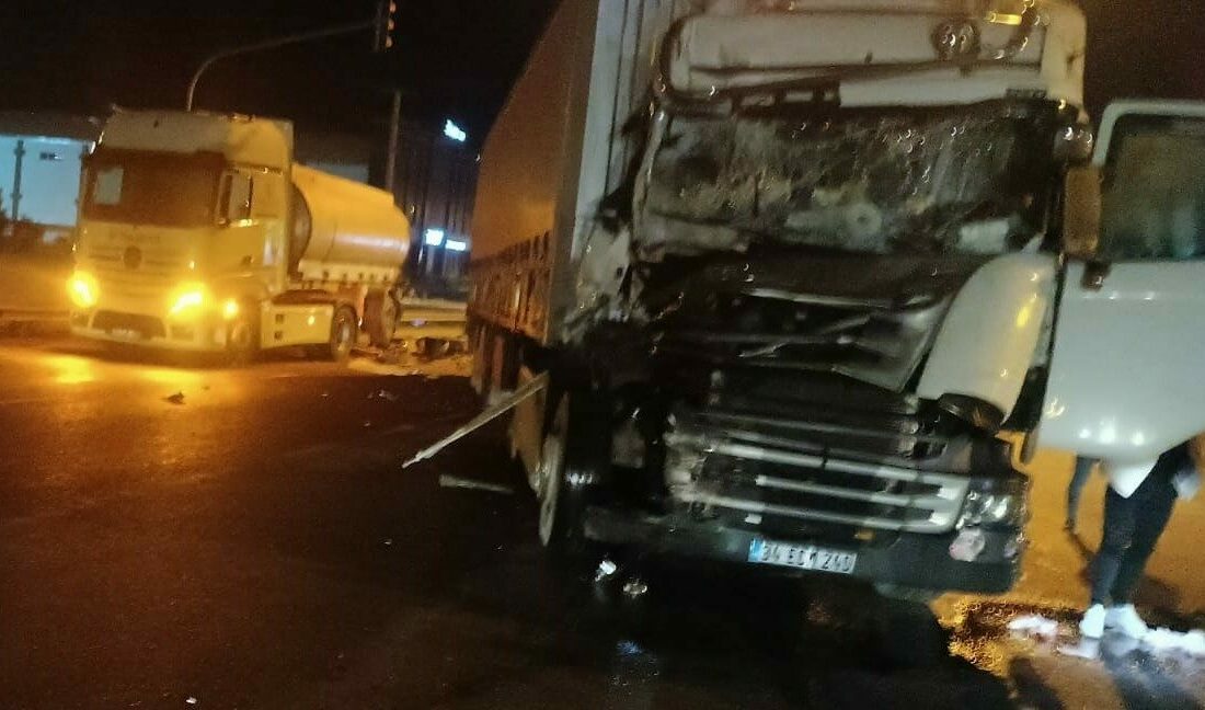 Kontrolden çıkan tır, ışık bekleyen tankere çarptı: 1 yaralı Bursa’nın İnegöl ilçesinde sürücüsünün kontrolünden çıkan tır, ışıklı kavşakta kırmızı