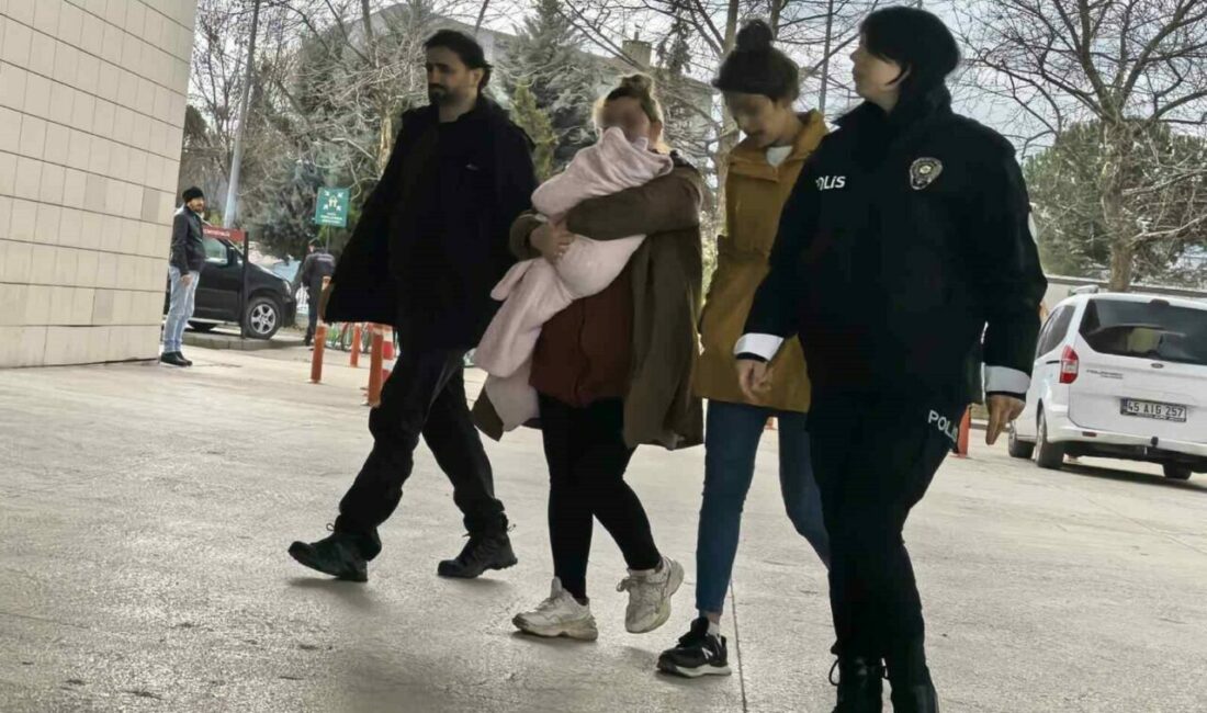 Bursa’nın İnegöl ilçesinde bir eve giren 2 kadın hırsız, kucaklarındaki