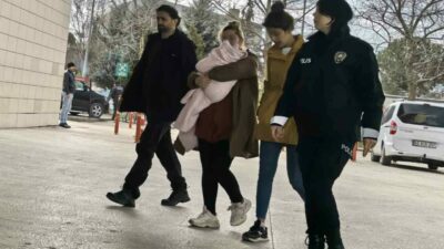 Bursa’nın İnegöl ilçesinde bir eve giren 2 kadın hırsız, kucaklarındaki