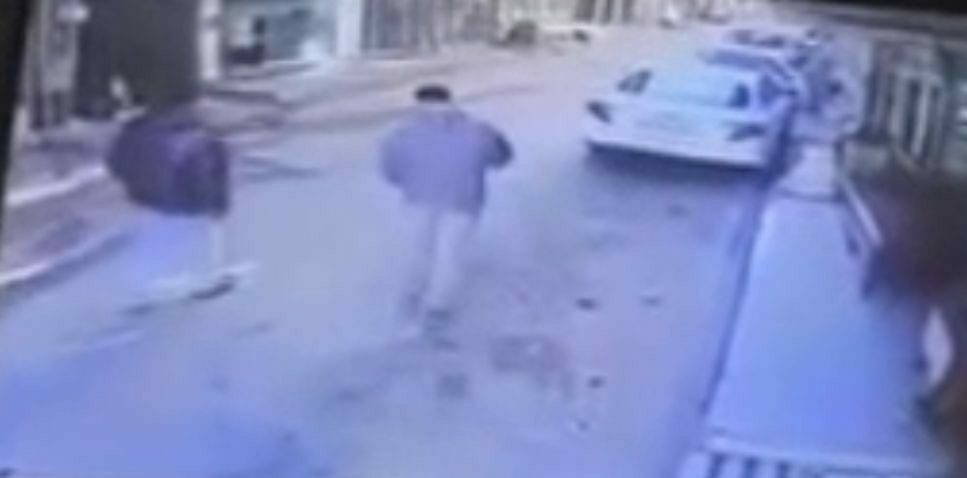 Kurşunlardan kaçmak için araç etrafında ring attı…Silahlı saldırı kamerada Bursa’da arkadaşıyla yürürken belindeki silaha sarılan kişi, önce arkadaşını kovaladı