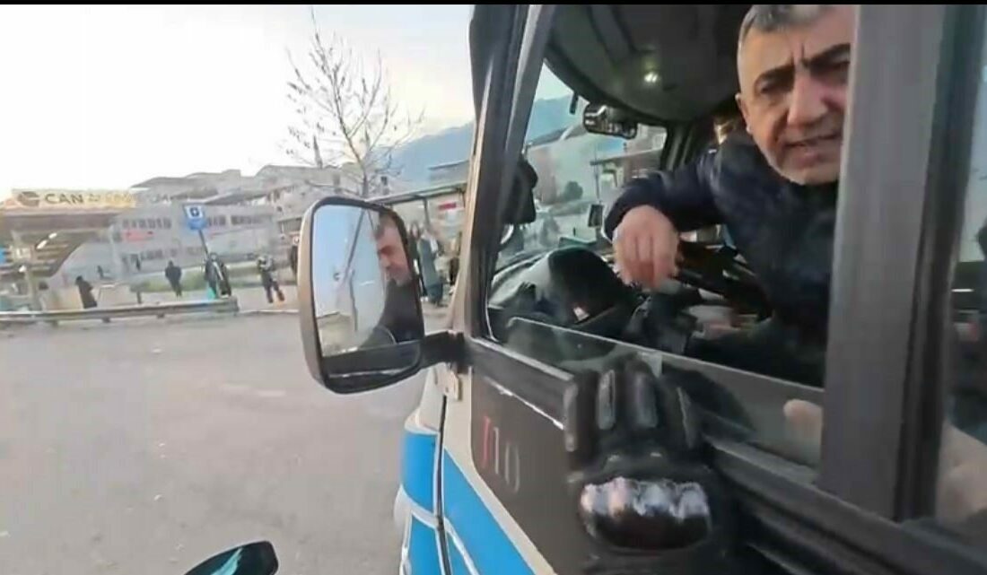 ’Lan’ kelimesini duyunca el frenini çekip kavgaya tutuştu Bursa’da seyir halindeki motosikletli, önüne kırdığını iddia ettiği minibüs şoförüne
