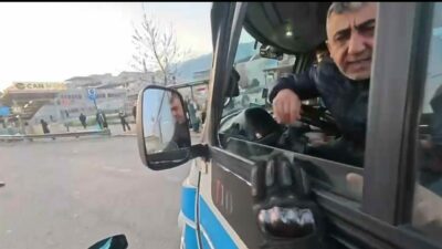 Bursa’da seyir halindeki motosikletli, önüne kırdığını iddia ettiği minibüs şoförüne