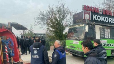 Nilüfer ilçesinin 23 Nisan Mahallesi’nde kaldırımları işgal ederek yemek hizmeti