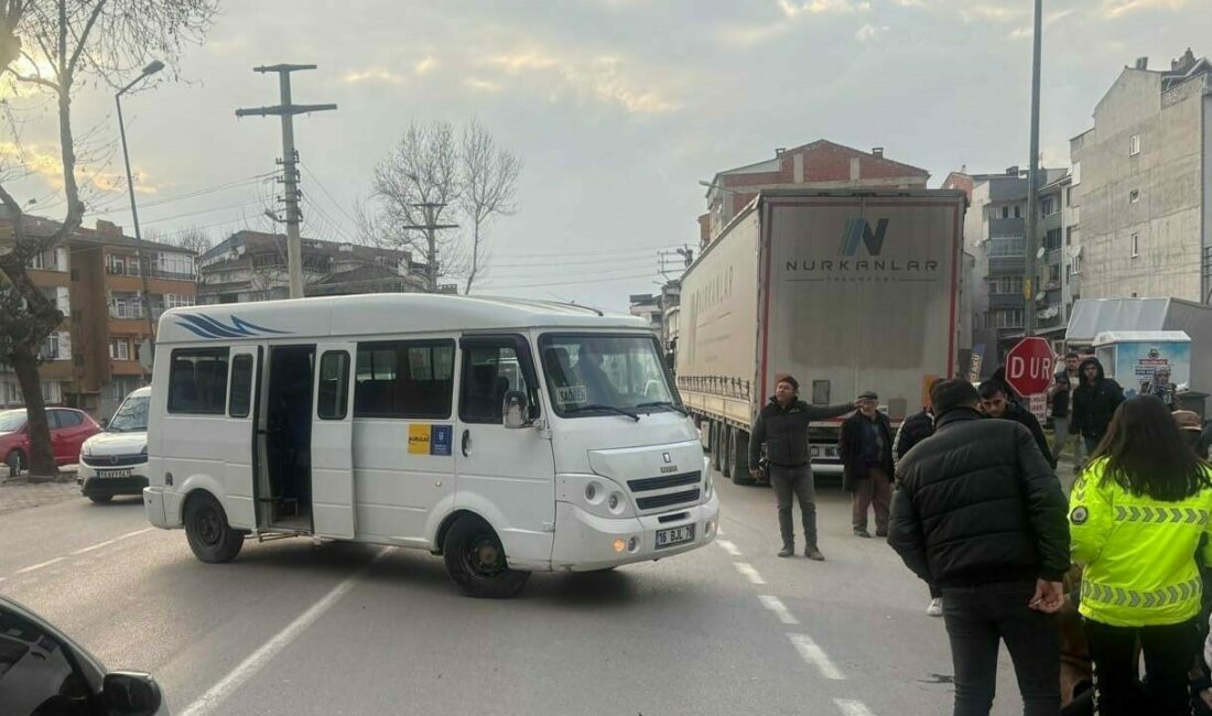 Minibüs ile çarpışan motosikletteki çift yaralandı Bursa’nın İnegöl ilçesinde minibüs ile çarpışan motosikletteki çift yaralandı. Kaza