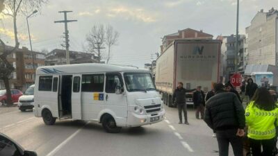 Bursa’nın İnegöl ilçesinde minibüs ile çarpışan motosikletteki çift yaralandı. Kaza