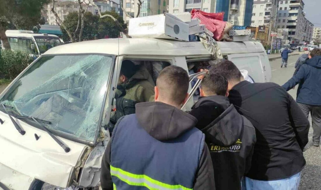 Bursa’nın Orhangazi ilçesinde meydana gelen trafik kazasında yol ortasına düşen