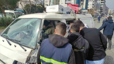 Bursa’nın Orhangazi ilçesinde meydana gelen trafik kazasında yol ortasına düşen