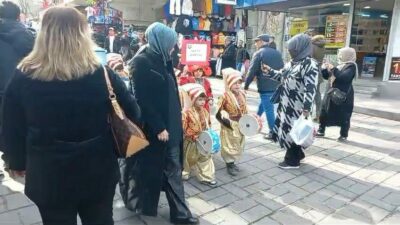 Bursa’da özel bir anaokulun öğrencileri tarihi hanlar bölgesi ve kapalı
