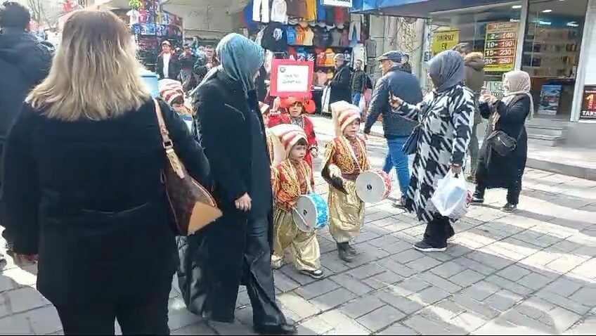 Minik yeniçerilerden Ramazan yürüyüşü Bursa’da özel bir anaokulun öğrencileri tarihi hanlar bölgesi ve kapalı