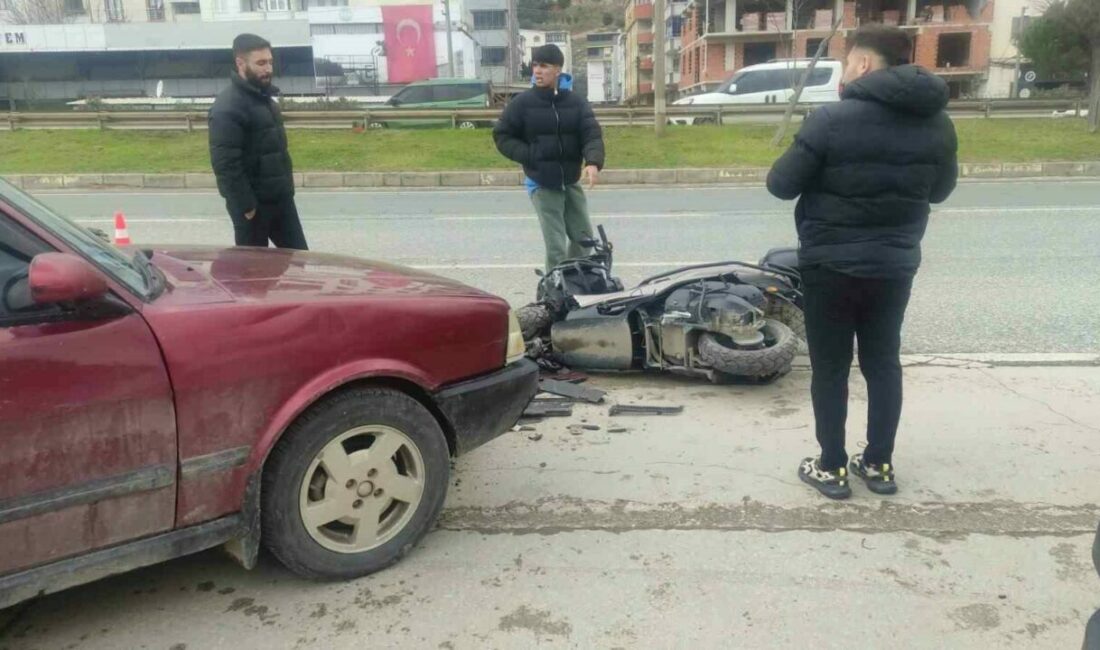 Motosiklet otomobille çarpıştı Bursa’nın Orhangazi ilçesinde bir akaryakıt istasyonu önünde Tofaş Kartal marka