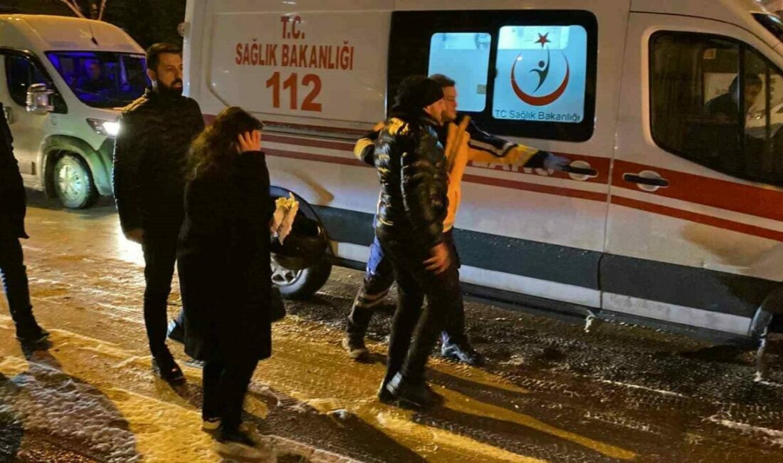 Motosiklete 1 dakika içinde iki kez otomobil çarptı: 2 yaralı Bursa’nın İnegöl ilçesinde meydana gelen kazada motosiklete 1 dakika içinde