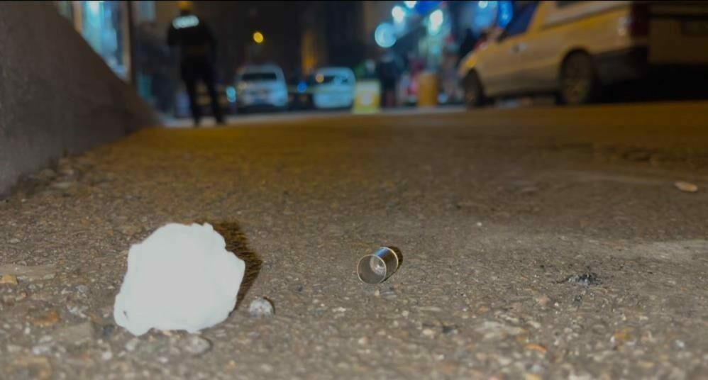 Motosikletle seyir halindeyken husumetlisine böyle kurşun yağdırdı: 2 şüpheli tutuklandı Bursa’da, arkadaşının kullandığı motosikletin arkasından husumetli olduğu büfeciye ateş açan