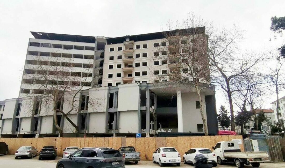 Mudanya’da 100 dükkanın yer aldığı iş merkezinin yıkımına başlandı Bursa’nın Mudanya ilçesinde 1993 yılından bu yana kullanılan 11 katlı