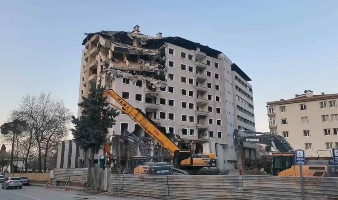 Bursa’nın Mudanya ilçesinde 11 katlı binanın kentsel döşümün çerçevesinde yıkımı