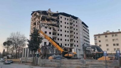 Bursa’nın Mudanya ilçesinde 11 katlı binanın kentsel döşümün çerçevesinde yıkımı