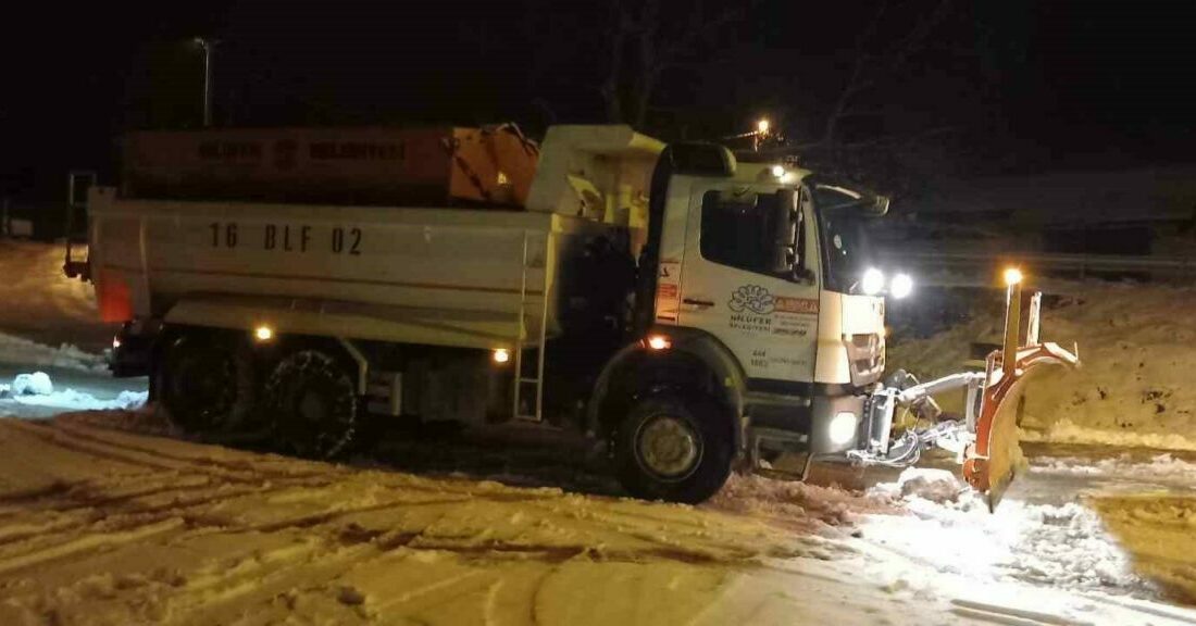Nilüfer’de karla mücadele çalışmaları aralıksız sürüyor Nilüfer Belediyesi, ilçede etkili olan kar yağışına karşı ekipleriyle görev