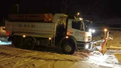 Nilüfer Belediyesi, ilçede etkili olan kar yağışına karşı ekipleriyle görev