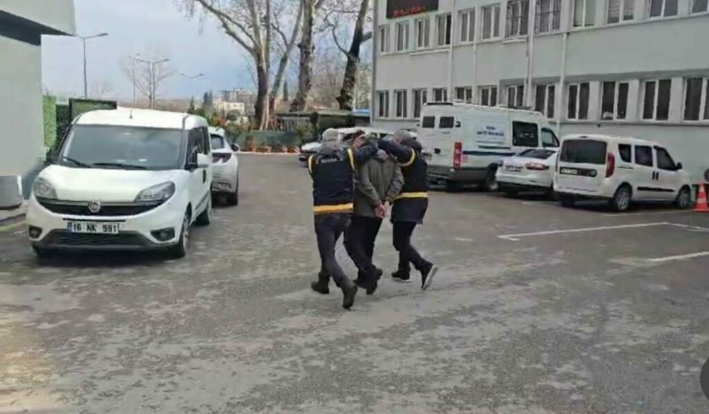 Önce hırsızlık yapıp sonra işyerini sahibi öldüren zanlı tutuklandı Bursa’da içki çaldığı tekel büfesi sahibinin 35 yaşındaki oğlunu kalbinden