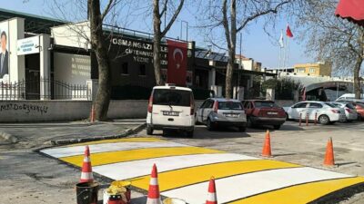Osmangazi Belediyesi, ilçe genelinde trafik güvenliğini artırmak hedefiyle okul önlerinde