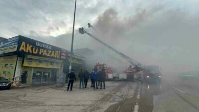 Bursa’da oto aksesuar işletmesinde çıkan yangın bitişindeki iş yerine sıçradı.