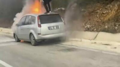 Bursa’da bir sürücü aracındaki yangına tavanına çıkıp su dökerek müdahale