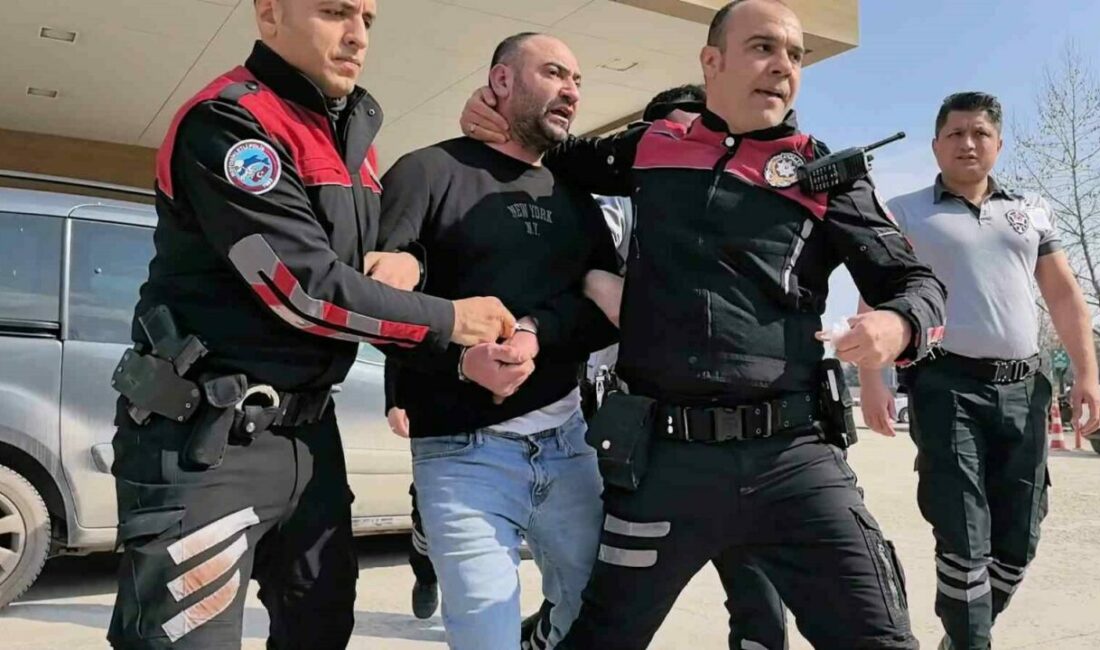 Otomobilde uyuya kaldı, kimlik soran polislere saldırınca etkisiz hale getirildi Bursa’nın İnegöl ilçesinde kimlik göstermesini isteyen polise saldırıp hakaret eden