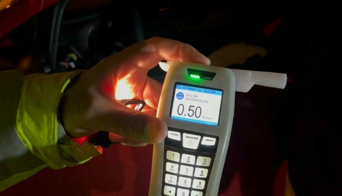 (Özel) Denetimde 0.50 promil çıktı, sınırda kaldığını öğrenince derin bir ’oh’ çekti Bursa’da taksicilik yapan bir genç, mesai çıkışı alkol aldıktan sonra