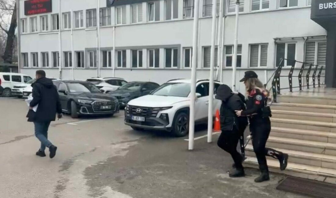 Kendisini polis olarak tanıtıp 300 bin lira dolandıran şüpheli kadın çıktı Bursa’da yaşlı bir kadına kendisini polis olarak tanıtıp 300 bin