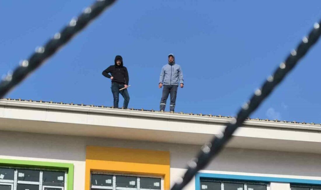 Paralarını alamayan işçiler anaokulunun çatısına çıktı Bursa’nın İnegöl ve Yıldırım ilçelerinde yapılan anaokullarını inşa eden yetkili