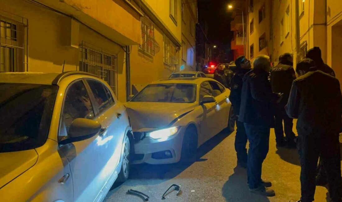 Park halindeki araçlara çarpan alkollü sürücü, polis ekiplerine askerlik anılarını anlattı Bursa’da direksiyon başına alkollü geçen sürücü, sokak üzerinde park halinde