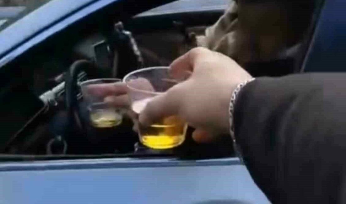 Seyir halinde alkol alıp kadeh tokuşturdu Bursa’da bir sürücü arkadaşıyla birlikte seyir halindeyken alkol alıp kadeh