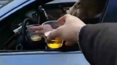 Bursa’da bir sürücü arkadaşıyla birlikte seyir halindeyken alkol alıp kadeh