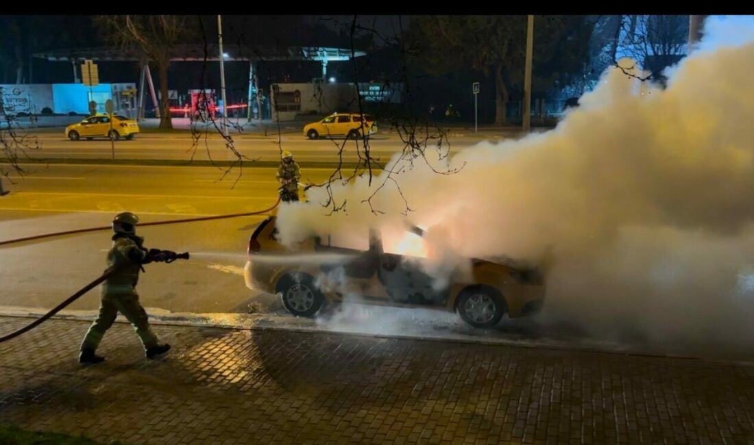 Seyir halinde bir anda alev alan araç kullanılamaz hale geldi Bursa’da seyir halindeki otomobil bir anda alev aldı. Yangın itfaiye