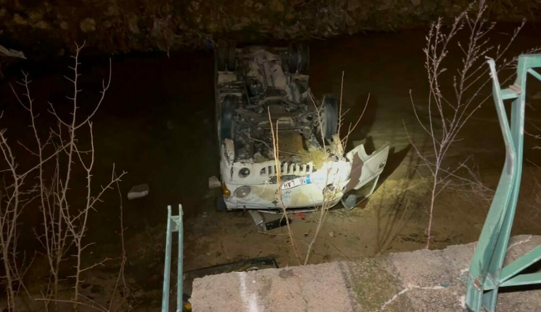 Seyir halindeyken uyuyakalan alkollü sürücü, aracıyla dereye uçtu Bursa’da aracıyla seyir halindeyken uyuyakalan sürücü, dönel kavşağı aşarak dereye