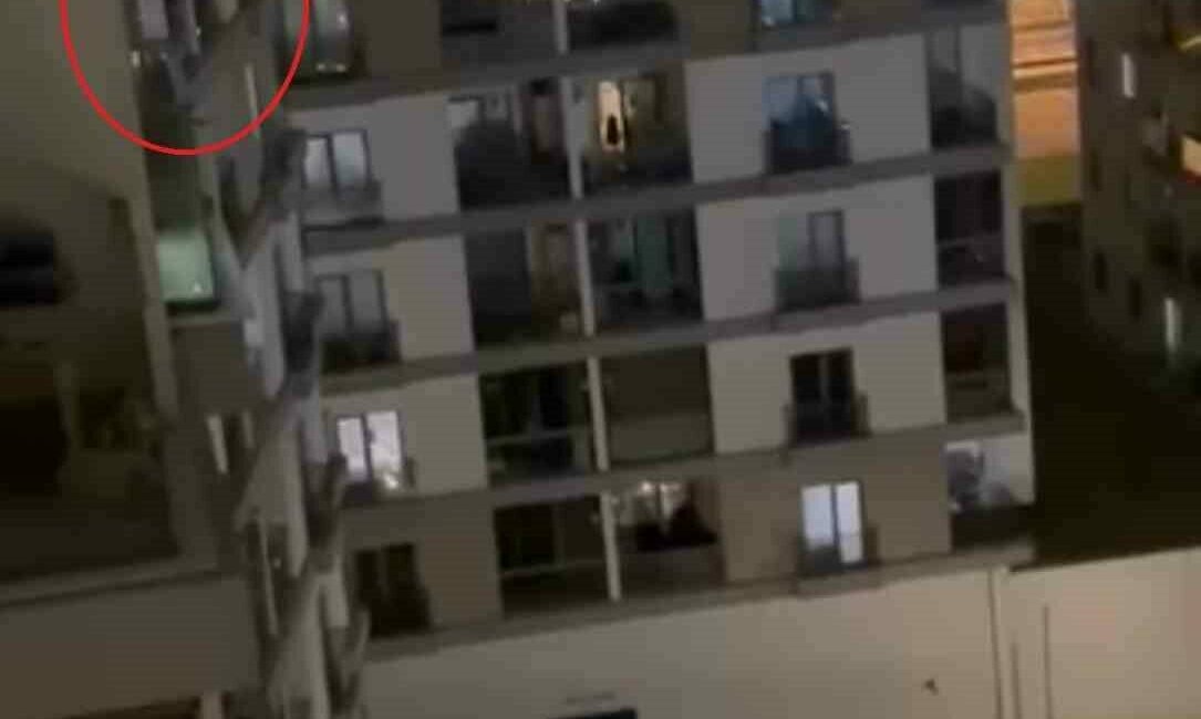 Sinir krizi geçirdi, ne var ne yok camdan aşağı attı Bursa’da sinir krizi geçiren bir kadın, 5. katta oturduğu dairesinin