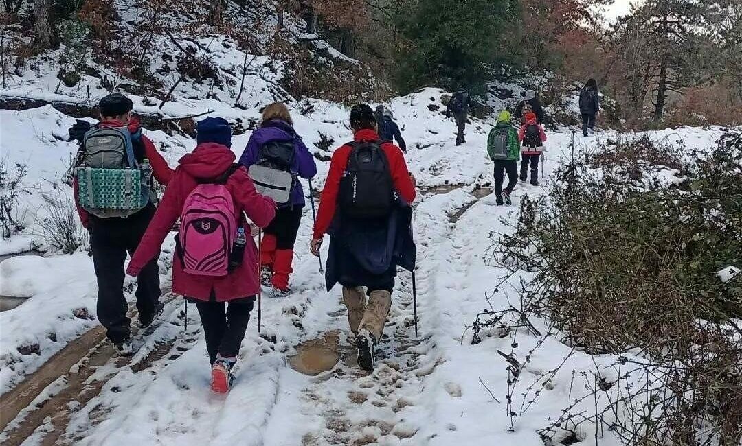 Soğuk hava bile doğa severlere engel olamadı Mudanya Yürüyüş Grubu, kısa bir aranın ardından doğa yürüyüşlerine büyük