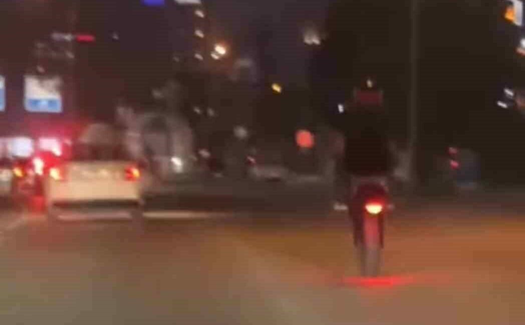 Tek teker üstünde tehlikeli yolculuk kamerada Bursa’da anayola çıkan motosikletli tek teker yaparak ilerledi. O anlar