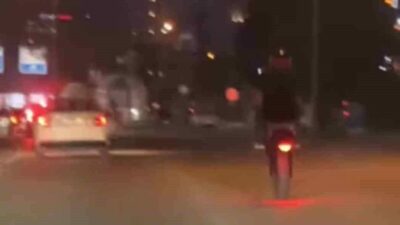 Bursa’da anayola çıkan motosikletli tek teker yaparak ilerledi. O anlar