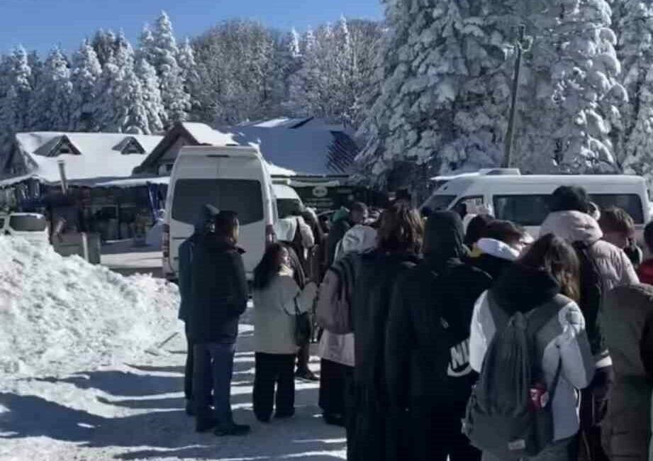 Teleferik gelmedi, vatandaşlar metrelerce kuyruk oluşturdu Bursa Uludağ’dan teleferikle inmek isteyen vatandaşlar yaklaşık bir saat boyunca