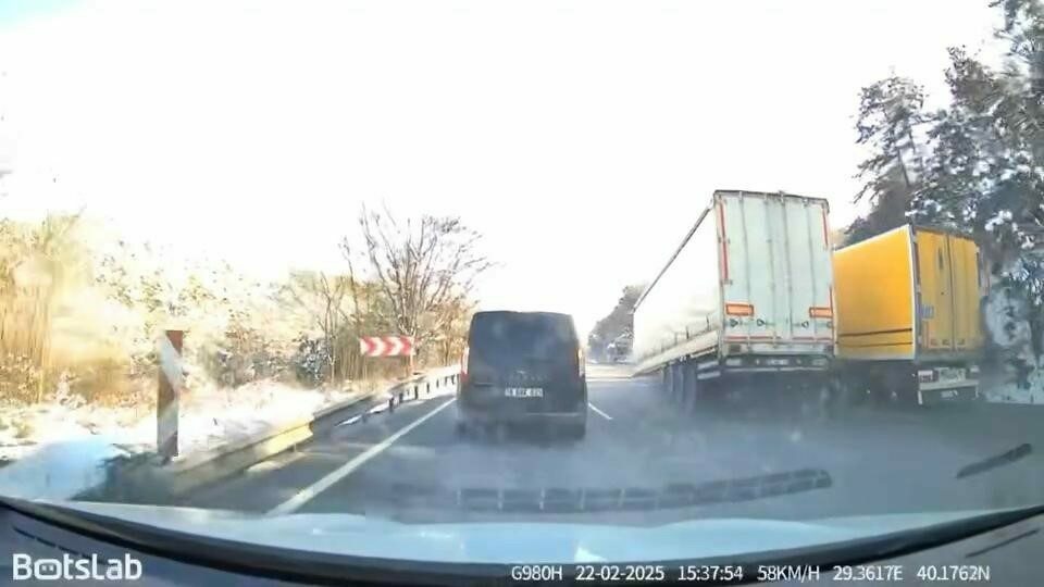 Bursa’nın İnegöl ilçesine seyir halinde olan tırın dorsesi koparak yol