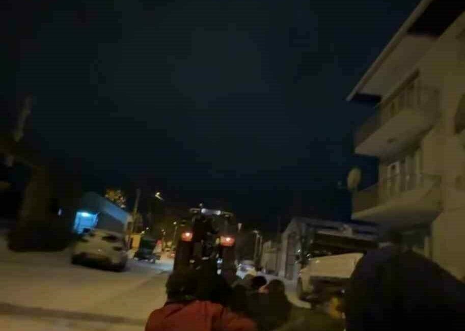 Traktörün arkasına lastik bağlayarak kilometrelerce eğlendiler Bursa’nın Yenişehir ilçesinde bir grup genç, traktörün arkasına bağladıkları araç
